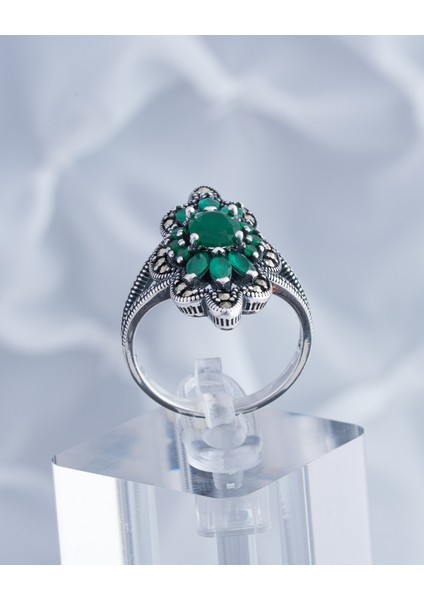 Zümrüt Yeşili Doğal Taşlı Çiçek Motifli 925 Ayar Gümüş Kadın Yüzük – Zarif ve Işıltılı Tasarım