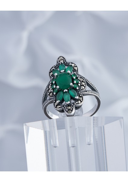 Zümrüt Yeşili Doğal Taşlı Çiçek Motifli 925 Ayar Gümüş Kadın Yüzük – Zarif ve Işıltılı Tasarım fiyatları
