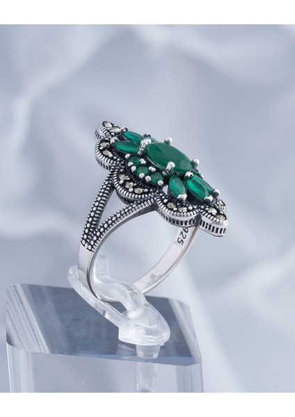 Zümrüt Yeşili Doğal Taşlı Çiçek Motifli 925 Ayar Gümüş Kadın Yüzük – Zarif ve Işıltılı Tasarım modelleri