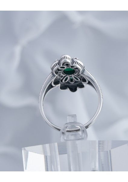 Zümrüt Yeşili Doğal Taşlı Çiçek Motifli 925 Ayar Gümüş Kadın Yüzük – Zarif ve Işıltılı Tasarım indirimleri