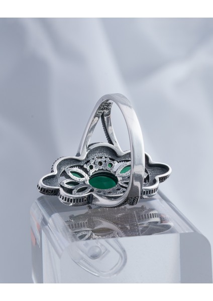 Zümrüt Yeşili Doğal Taşlı Çiçek Motifli 925 Ayar Gümüş Kadın Yüzük – Zarif ve Işıltılı Tasarım