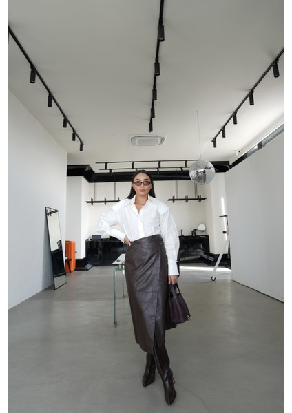 Önden Yırtmaçlı Kemer Detaylı Deri Etek