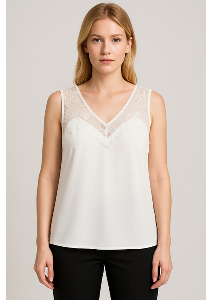 Kadın Kolsuz Bluz | Dantel Detaylı | Beyaz – Zarif ve Şık