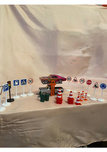 Mini Trafik Eğitim ve Liftli Dubalı Bariyer Oyun Seti Trafik Levhalı Sürpriz Araba Hediyeli fırsatları
