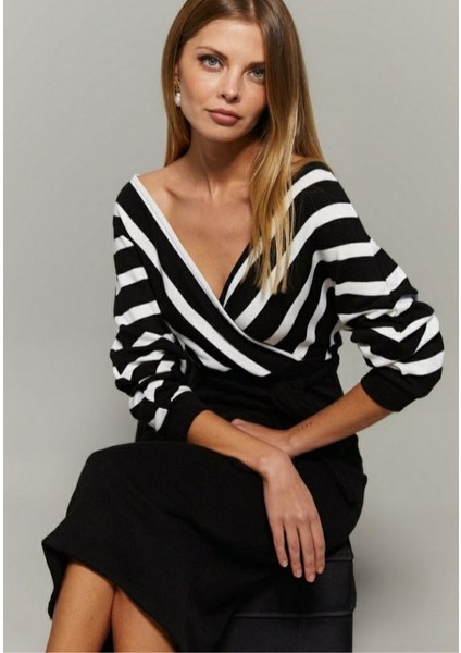 Uzun Kollu Kruvaze Yaka Çizgi Desenli Kısa Triko Elbise fırsatları