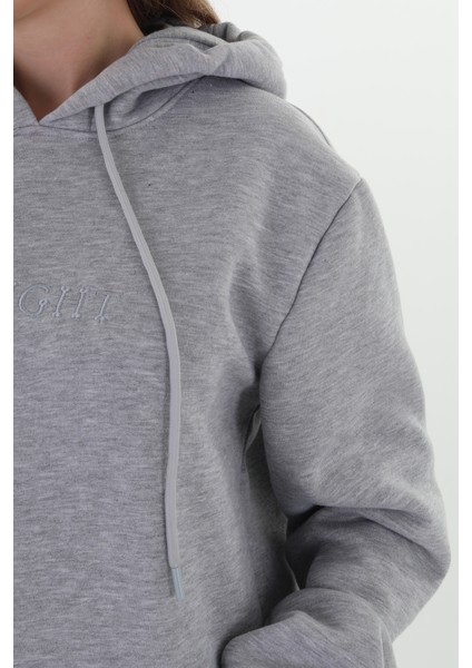 Unisex Nakışlı Gri Renk Kapüşonlu Sweatshirt (Nakış Gri Renk) Kapüşonlu sweatshirt kesimleri Unisex olarak belirlenmiştir. Hem Erkek hem de Kadın için dizayn edilmiştir. indirimleri