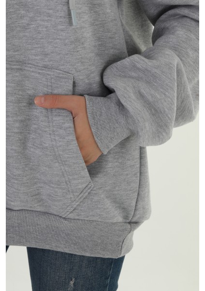 Unisex Nakışlı Gri Renk Kapüşonlu Sweatshirt (Nakış Gri Renk) Kapüşonlu sweatshirt kesimleri Unisex olarak belirlenmiştir. Hem Erkek hem de Kadın için dizayn edilmiştir.