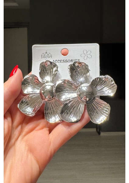 Kadın Büyük Boy Gümüş Renk Çiçek Gösterişli Küpe