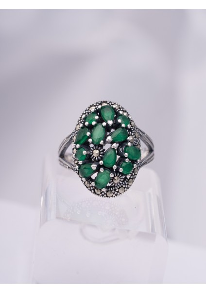 Zümrüt Yeşili Taşlı Işlemeli 925 Ayar Gümüş Kadın Yüzük – Zarif Tasarım fiyatları