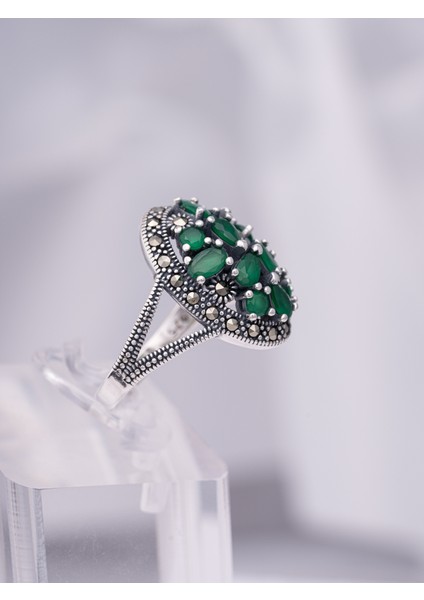 Zümrüt Yeşili Taşlı Işlemeli 925 Ayar Gümüş Kadın Yüzük – Zarif Tasarım modelleri