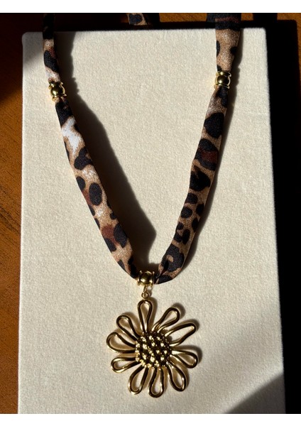 Çelik Çiçek Leopar Desenli Kolye