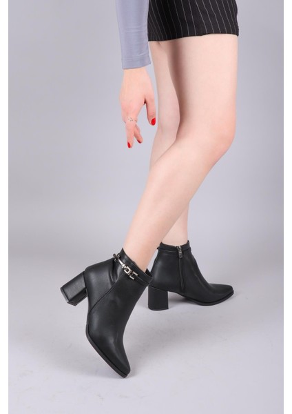Vaconia Metal Kemerli Topuklu Bot Siyah
