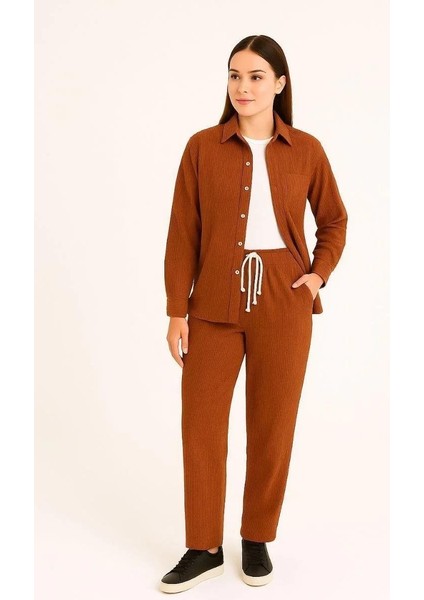 Kadın Kadife Oversize Takım – Gömlek ve Pantolon Ikili Set Füme Corduroy Şıklığı, Rahat ve Zarif Duruş Yumuşak Dokulu Kadife Kumaş,- Kiremit