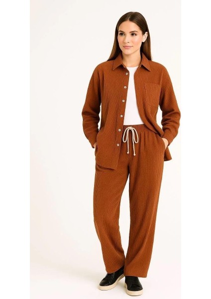 Kadın Kadife Oversize Takım – Gömlek ve Pantolon Ikili Set Füme Corduroy Şıklığı, Rahat ve Zarif Duruş Yumuşak Dokulu Kadife Kumaş,- Kiremit modelleri