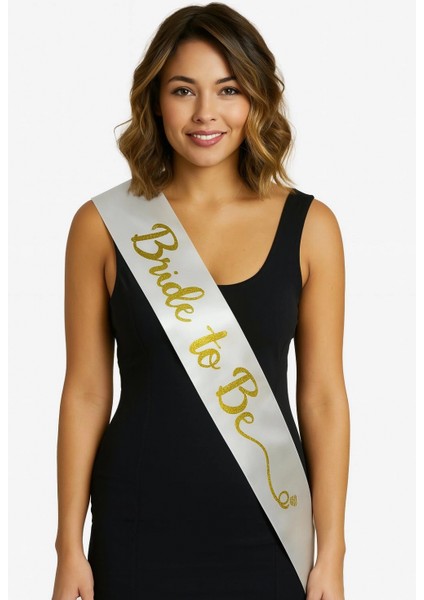 - Beyaz Saten Üzerine Italik Altın Bride To Be Kuşağı