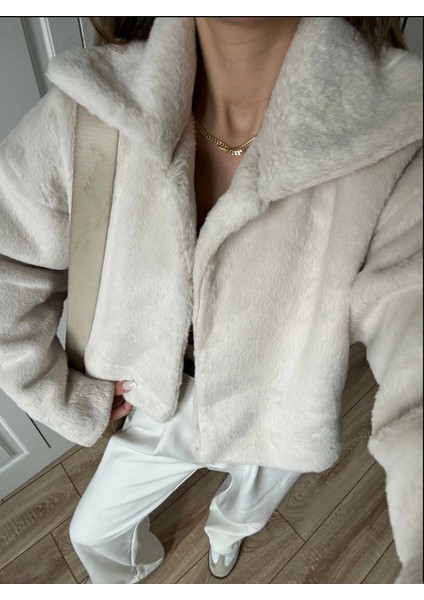 Tasarım Oversize Kesim Geniş Yaka Astarlı Kısa Pinterest Muadil Yumuşak Peluş Tüylü Kürk Ceket Kaban