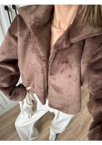 Tasarım Oversize Kesim Geniş Yaka Astarlı Kısa Pinterest Muadil Yumuşak Peluş Tüylü Kürk Ceket Kaban fiyatları