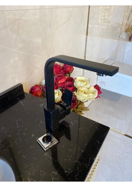 Mat Siyah Döner Borulu Lavabo Bataryası