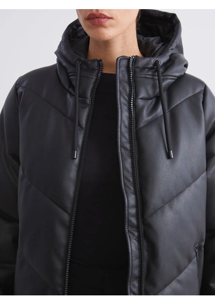 Lcw Vision Siyah Kapüşonlu Kadın Deri Görünümlü Mont modelleri