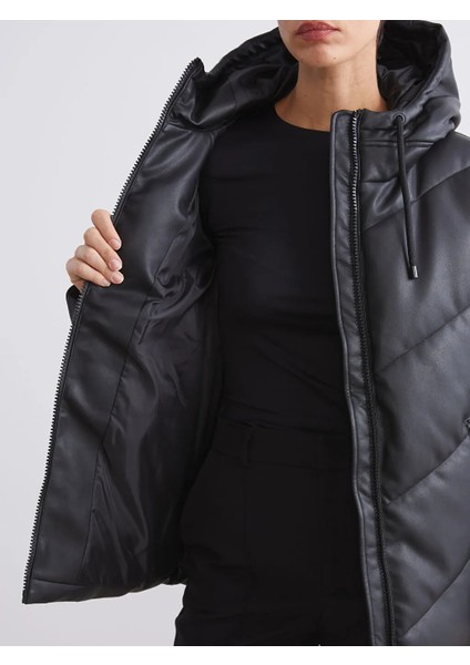 Lcw Vision Siyah Kapüşonlu Kadın Deri Görünümlü Mont fırsatları