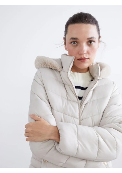 Lcwaıkıkı Classic Bej Kürklü Kapüşonlu Kadın Şişme Mont fırsatları