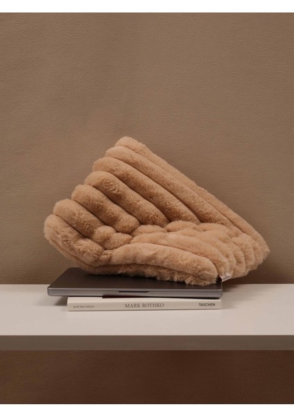 Puffy Laptop Kılıfı 13” 14” 15” – MacBook Air & Pro Uyumlu, Peluş, Mıknatıslı ve Yumuşak Koruma - Camel indirimleri