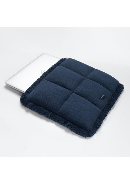 Puffy Laptop Kılıfı 13”–16” – MacBook Air & Pro Uyumlu, Püsküllü Keten Dokulu, Mıknatıslı Yumuşak Koruma - Gece Mavisi fiyatları