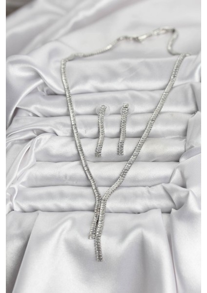 Kadın için Küpe Kolye Seti Silver Metal Baget Zirkonlu fiyatları
