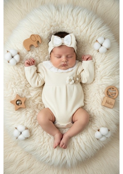 Krem Rengi Fisto Yaka ve Örgü Çiçek Detaylı Kız Bebek Body/tulum ve Saç Bandı