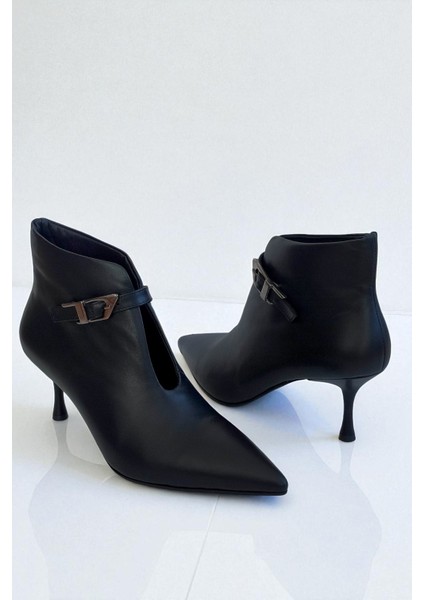 Hakiki Deri Siyah Kadın Bilekte Bot –7 cm Ince Topuk Sivri Burun Toka Detaylı Şık Ayakkabı