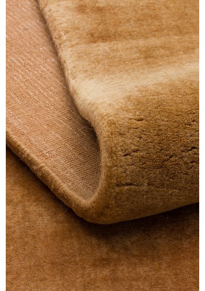 Letat Caramel, El Dokuma Teknikleri ile %100 Yeni Zelanda Yünü ile Üretilmiş Sade ve Modern Halı