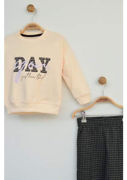 Bej Rengi Yazılı Sweatshirt ve Ekose Pantolonlu Kız Çocuk Takımı fiyatları