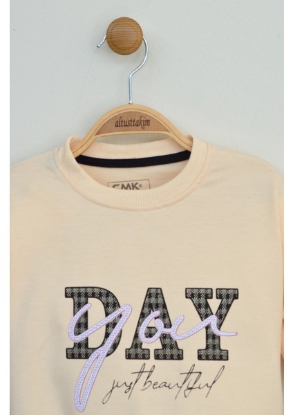 Bej Rengi Yazılı Sweatshirt ve Ekose Pantolonlu Kız Çocuk Takımı