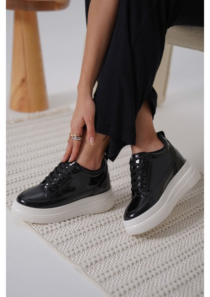 Alexis Premium 8 cm Gizli Topuk Rugan Siyah Beyaz Kadın Spor Ayakkabı