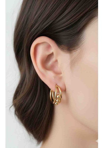​✨ Modern Dokunuş: Gold Çoklu Halka ve Top Detaylı Küpe