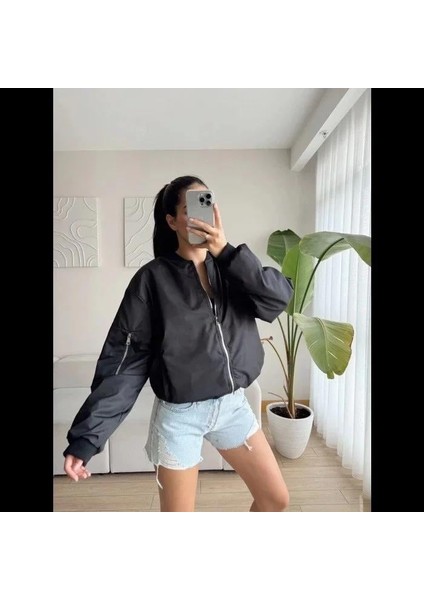 Kadın Siyah Bomber Mont – Oversize Rahat Kalıp, Fermuarlı Cepli, Günlük Kombinlere Uygun Hafif Kapitone Mont- Siyah