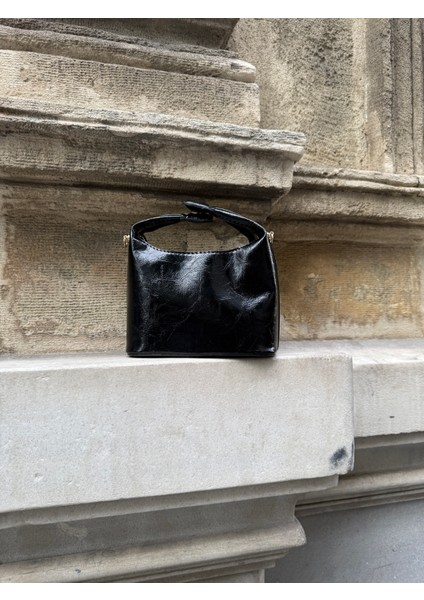 Ilot.ıstanbul | Rugan Görünümlü Parlak Siyah Baget Omuz Çantası Düz Model Retro Kol Çantası indirimleri