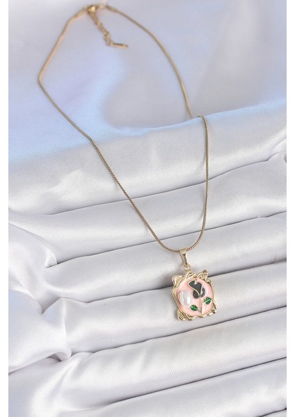 316L Çelik Gold Renk Zincir Pembe Mineli Çiçek Işlemli Inci Detay Portre Model Kadın Kolye - TJ-BKO10185