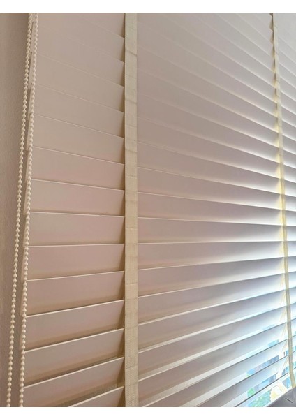 Beyaz Gerçek Ahşap Jaluzi 50MM Zincirli Redüktörlü Ithal Kurdelalı AJS1001
