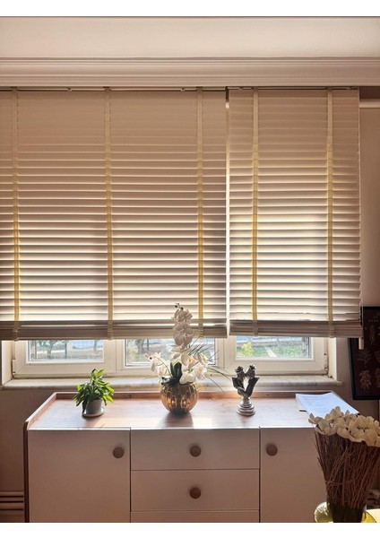 Beyaz Gerçek Ahşap Jaluzi 50MM Zincirli Redüktörlü Ithal Kurdelalı AJS1001