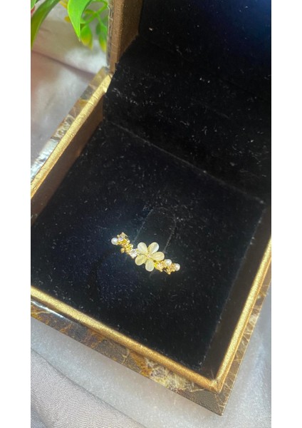 Minimal Papatya Detaylı Pirinç Incili Zirkon Taşlı Tasarım Gold Çelik Ayarlamalı