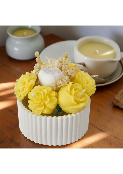 Küçük Boy Sarı–beyaz Çiçek Buketi Kokulu Vazo Mum – %100 Soya Wax – Taş Tozu Vazo – El Yapımı