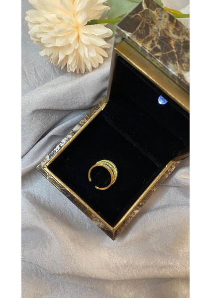 Üç Sıra Zirkon Taşlı Şeritli Tasarım Gold Çelik Yüzük fiyatları