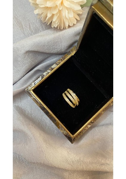 Üç Sıra Zirkon Taşlı Şeritli Tasarım Gold Çelik Yüzük fırsatları