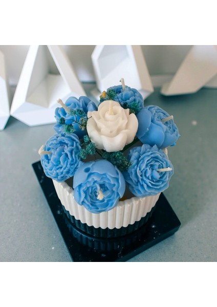 Küçük Boy Mavi–beyaz Çiçek Buketi Kokulu Vazo Mum – %100 Soya Wax – El Yapımı fiyatları