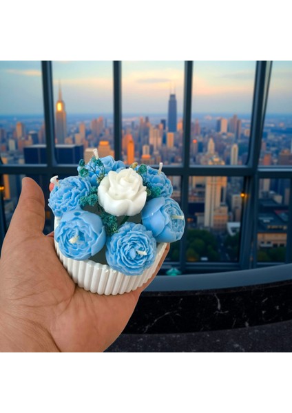 Küçük Boy Mavi–beyaz Çiçek Buketi Kokulu Vazo Mum – %100 Soya Wax – El Yapımı fırsatları