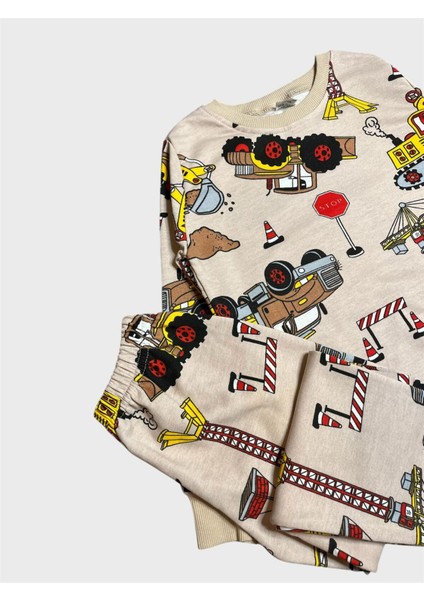 Erkek Çocuk Pamuklu Şardonlu Bej Rengi Iş Makinesi Kamyon Desenli Uzun Kollu Kışlık Pijama Takımı modelleri