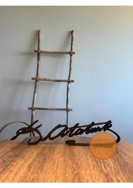 Atatürk Imzalı Masa Üstü Dekor – Hediyelik Plastik Ofis ve Ev Aksesuarı 20 cm