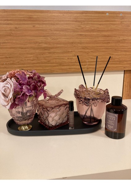 Dekoratif Koku Setimiz Deri Kaplı Tepsisi Cam Çubuklu Kokusu Kokulu Mumu Pembe Renk Arajman Çiçeği