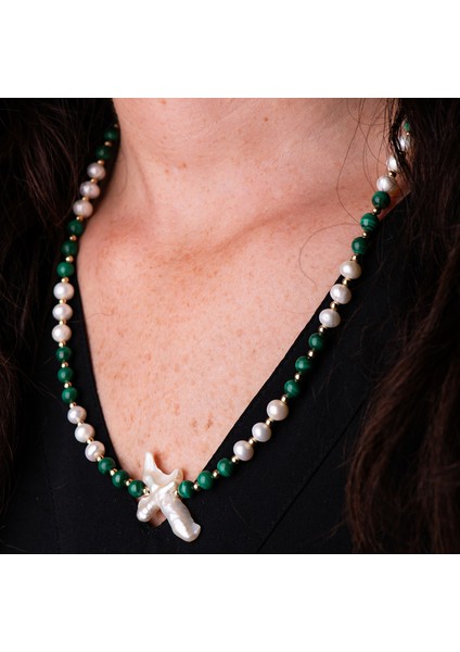 Malakit ve İnci Doğal Taş Kadın Kolye – Zarafet, Koruma ve Pozitif Enerji Takısı ‎